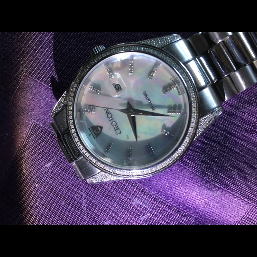 Watch men’s or woman diamond bezel thru out - Picture 2 of 5